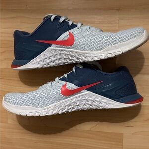 Nike sneakers. size 7. clean, euc, removable lining